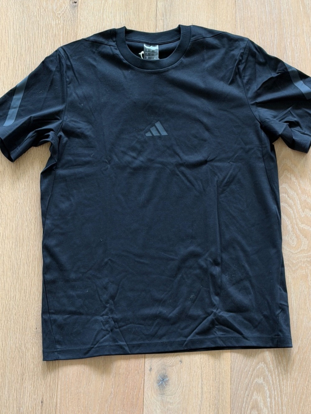 Adidas Tshirt, Larger